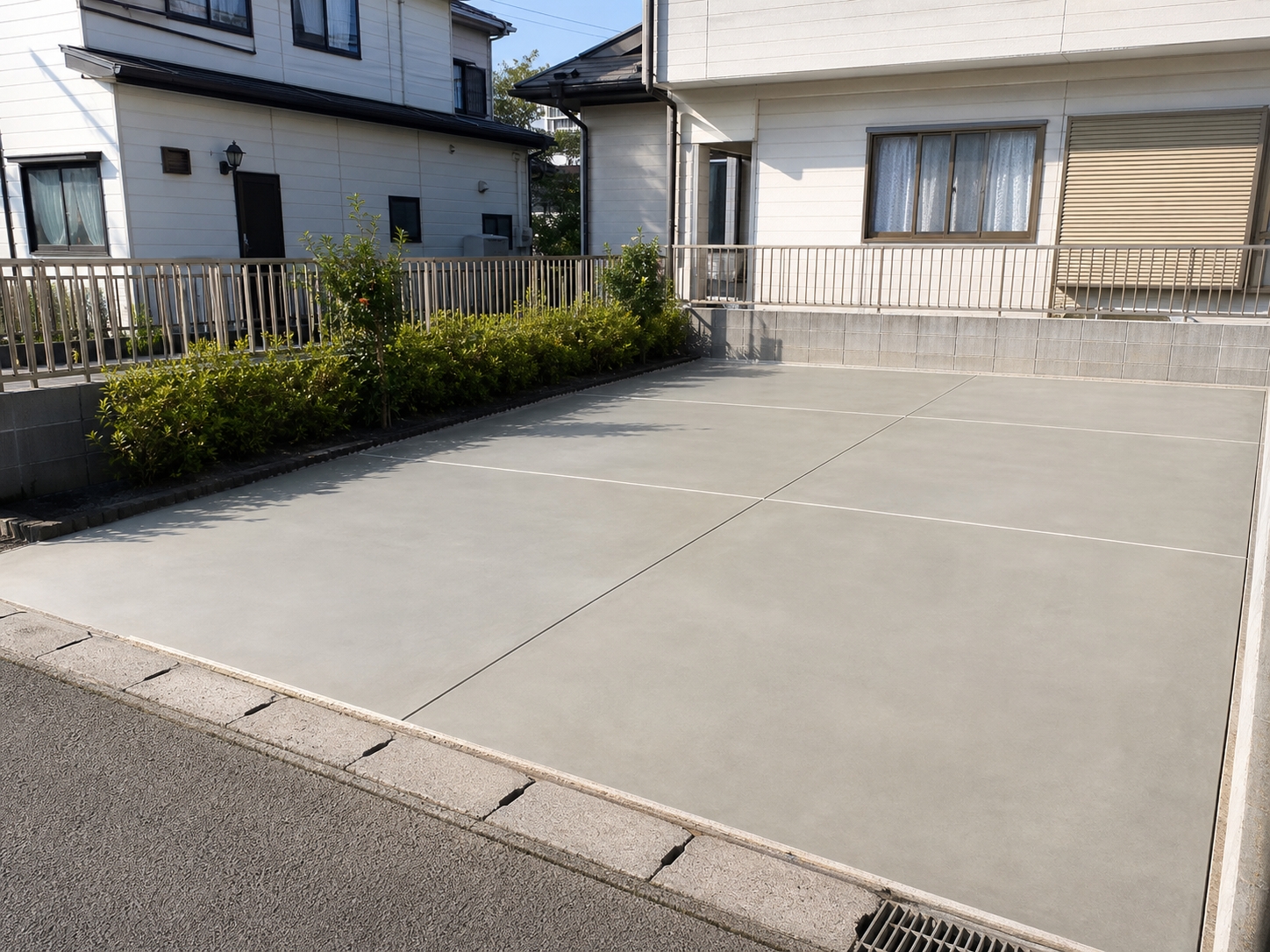 平滑に仕上げた土間コンクリートの駐車スペース